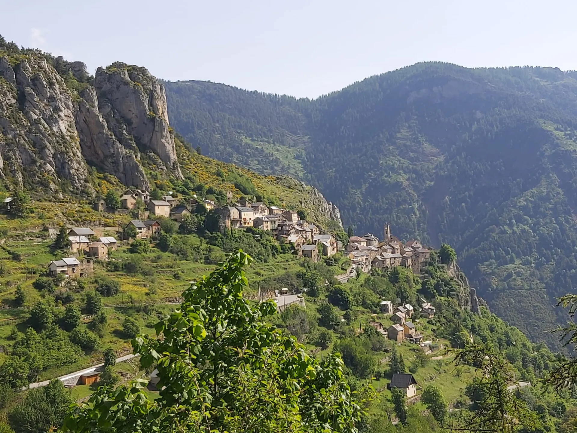 Le village de Roubion accroché à la montagne