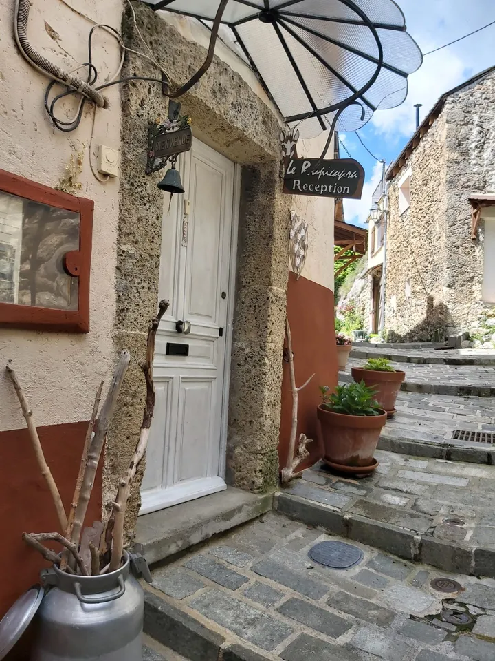 Les ruelles pavées du haut village de Roubion